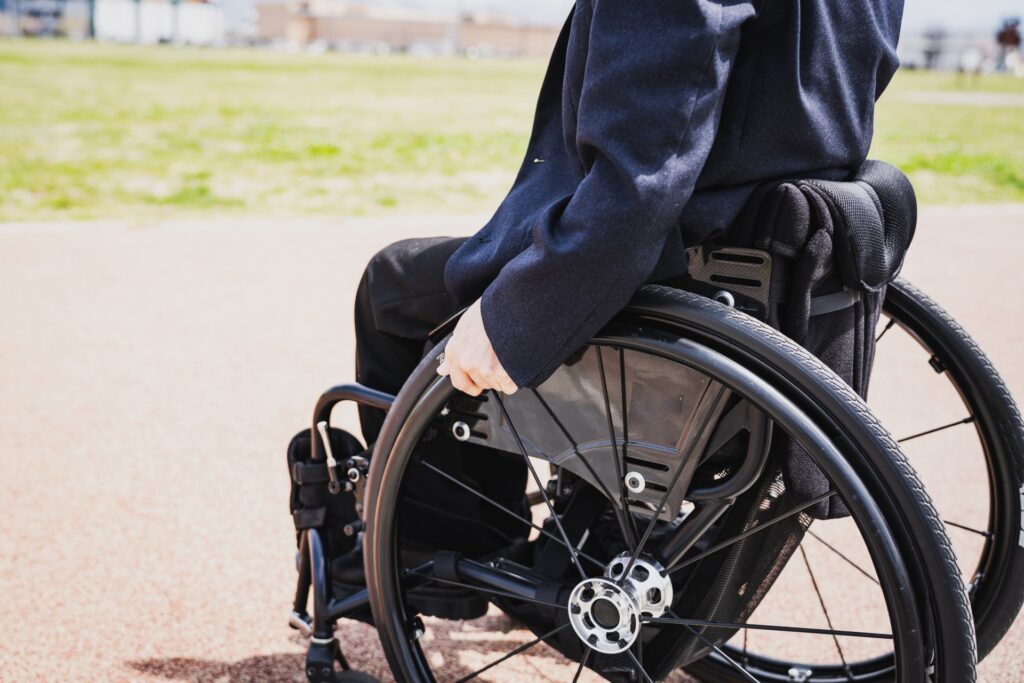 車椅子生活でも、足の筋力を鍛えることで、健康的な生活を送ることができます。